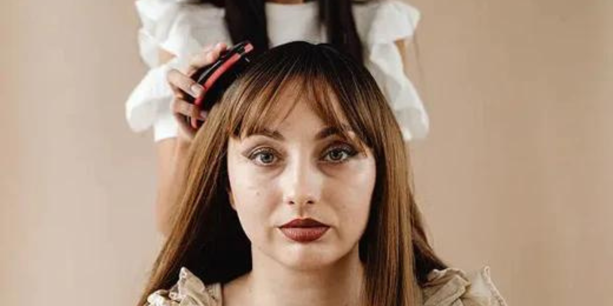 femme qui brosse sa perruque