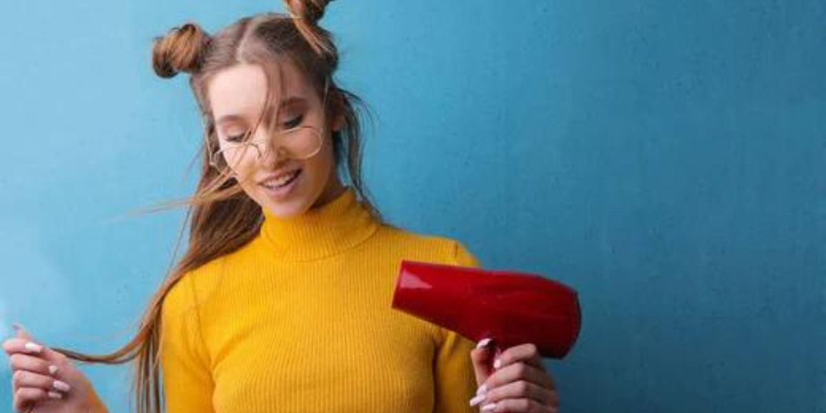 fille avec un seche cheveux